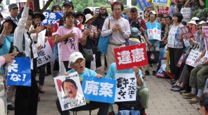 People stage a rally against Japanese Prime Minister Shinzo Abe's controversial security bills in front of the National Diet in Tokyo on September 19, 2015. Opposition groups on September 19 vowed to challenge laws passed overnight that clear Japanese troops to fight abroad for the first time since World War II, saying the changes are a "black stain" on the country's history. AFP PHOTO / KAZUHIRO NOGI