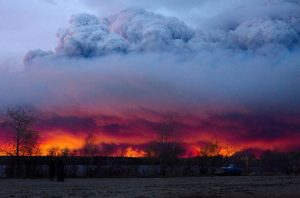 The Fort McMurray forest fire looms like a demon in the distance (Credit: Toronto Star)